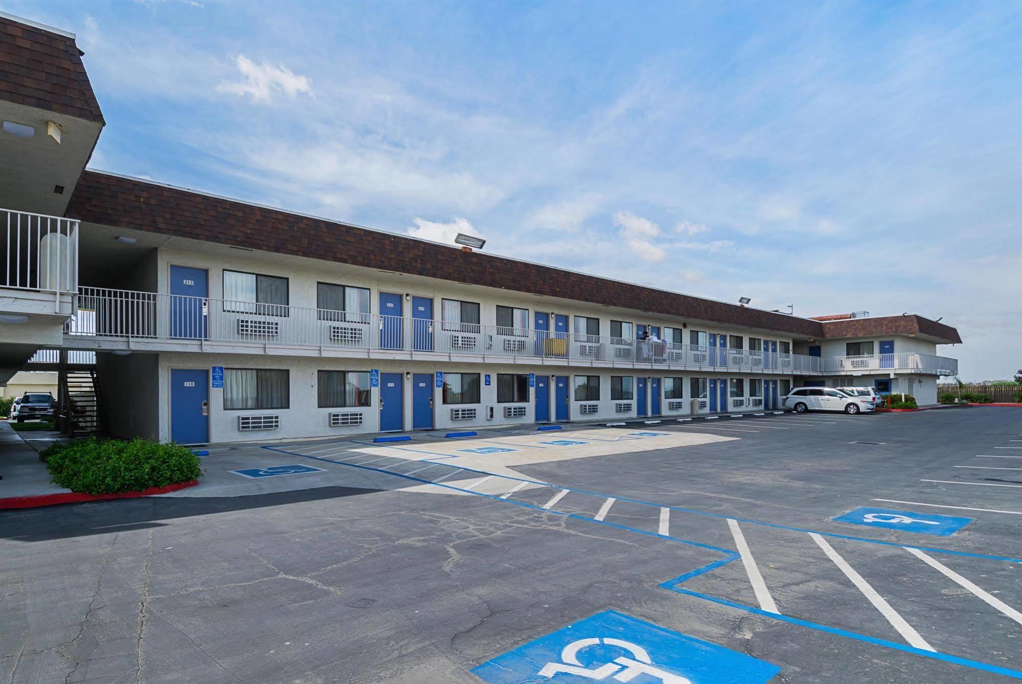 Motel 6 Lost Hills / Buttonwillow Racetrack Exterior foto